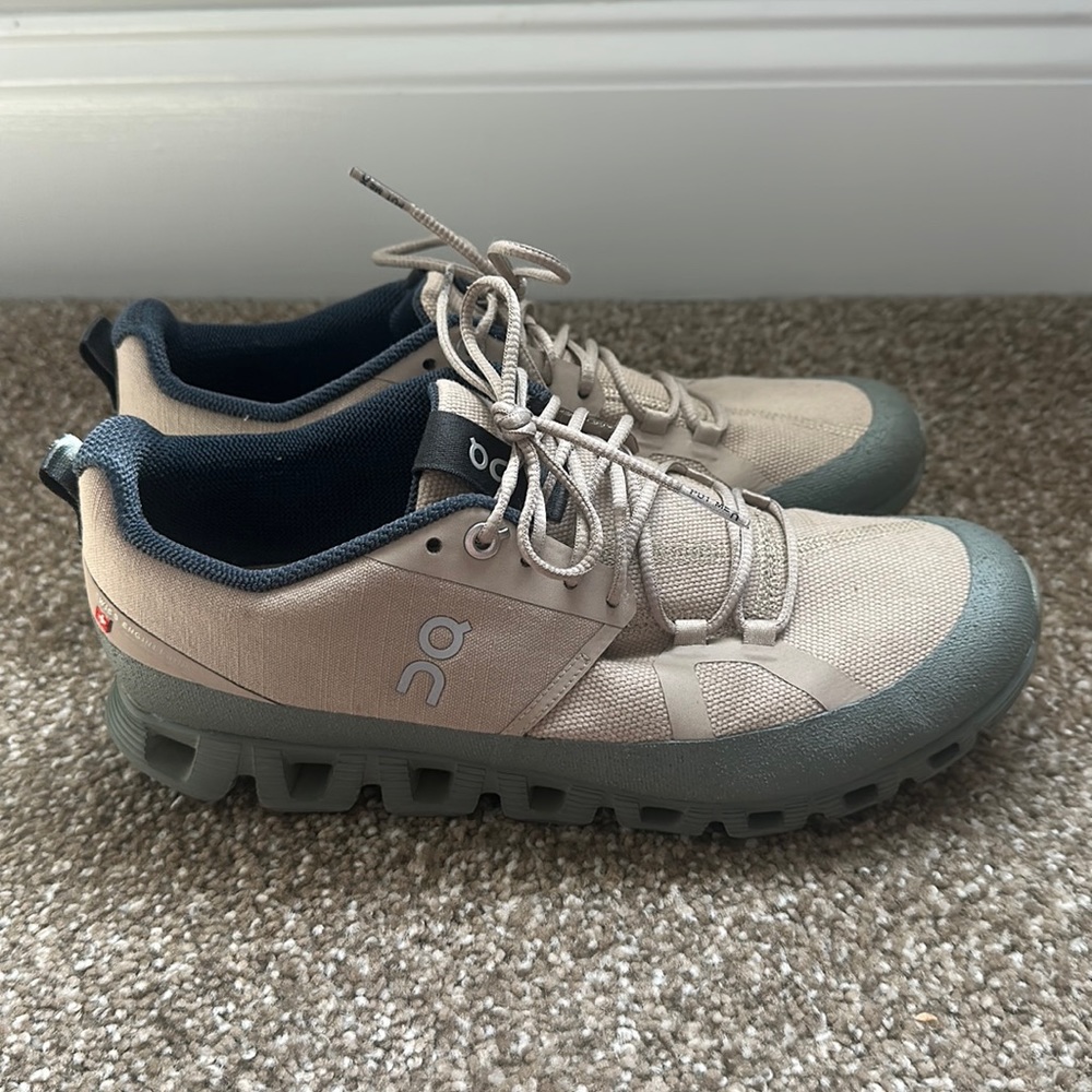 On cloud running shoes size 8.5 tan and green